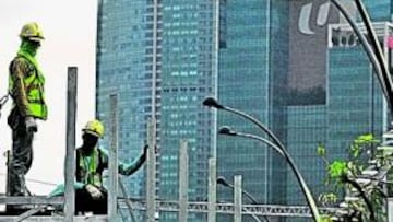 <b>Y SE HIZO LA LUZ. </b>Los operación trabajan en la iluminación.