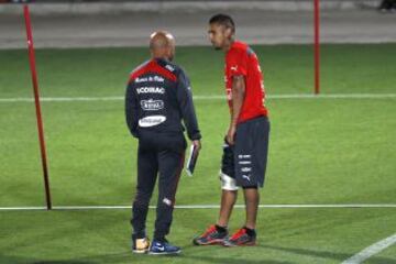 Ya instalados en Belo Horizonte, en la práctica abierta al público por disposición FIFA, Arturo Vidal mostró un notorio vendaje en su rodilla derecha. Fue la primera y única vez que el volante entrenaría con pantalones cortos en una práctica abierta. De ahí en más, siempre con buzo.