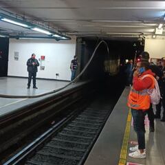 Metro CDMX: Usuarios reportan caída de cable en estación Salto del Agua