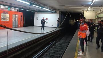 Metro CDMX: Usuarios reportan caída de cable en estación Salto del Agua