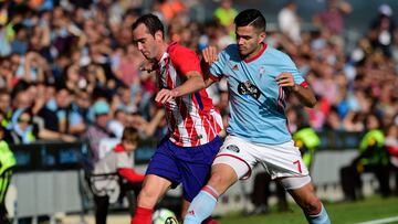 Maxi Gómez pugna por un balón con Godín.