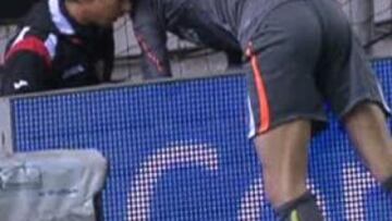 Diego López busca un balón.