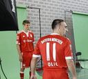 Ribéry se hace la foto oficial con el Bayern... con la camiseta de Olic