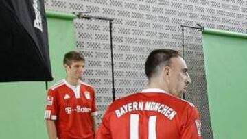Ribéry se hace la foto oficial con el Bayern... con la camiseta de Olic