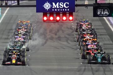 En la parrilla de salida se aprecia que el monoplaza de Fernando Alonso está fuera del cajón por lo que fue sancionado con cinco segundos. 