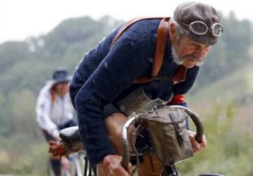 El ciclista italiano Luciano Berruti, de 73 años, durante L'Eroica italiana. La carrera que se creó en 1997 para salvaguardar la Strade Bianche de la Toscana. Empieza y termina en Gaiole, pueblo de la provincia de Siena.