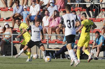 Manuel Morlanes y Manuel Vallejo disputando un balón.
