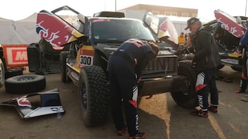 Sainz y Cruz trabajan en el Mini a su llegada al vivac de Sakaka.