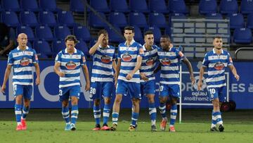 GRAF9849. A CORUÑA, 07/08/2020.- Los jugadores del Deportivo celebran el segundo gol ante el Fuenlabrada, durante el partido aplazado correspondiente a la última jornada de la Liga SmartBank disputado este viernes en el estadio de Riazor, en