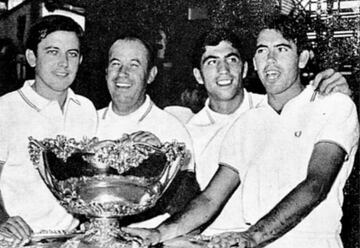 Santana junto a José Luis Arilla, Jaume Bartroli y Manuel Orante en la Copa Davis de 1965.