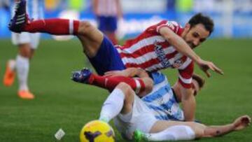 Juanfran y Antunes, en el lance en que el atlético vio la tarjeta amarilla la temporada pasada.