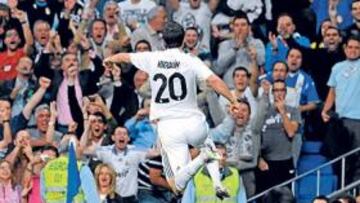 <b>OTRA VEZ DECISIVO. </b>Higuaín y Kaká se van hacia el córner para celebrar el primer gol del argentino. Con los dos de ayer, el Pipita ya le ha marcado cuatro tantos al Getafe.