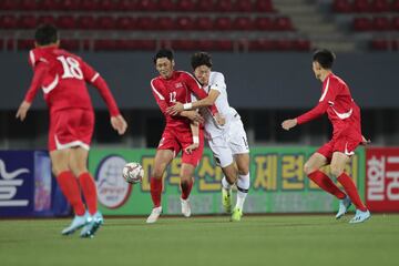 Hwang Ui-jo, del Sur, compite por la pelota con Ri Yong-Jik, del Norte.