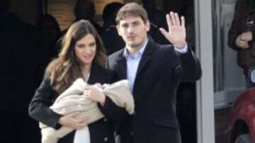 Casillas acudió a la clínica Ruber Internacional para recoger a su novia Sara Carbonero y a su hijo Martín, que ya recibieron el alta. La pareja posó junto a su bebé a la salida de la clínica madrileña.