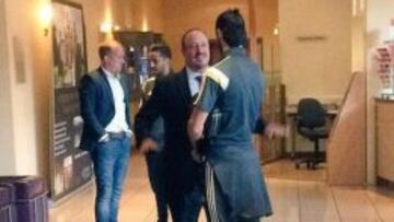 Rafa Ben&iacute;tez charlando con Gareth Bale