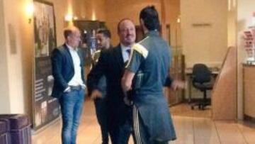 Rafa Benítez charlando con Gareth Bale