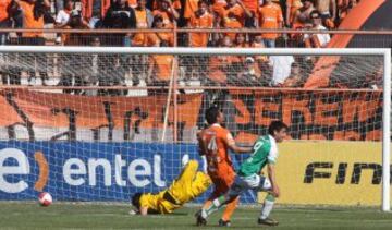 El 11 de septiembre del 2011, en Calama, Felipe Mora le hizo sus primeros tres goles en Primera a Cobreloa. El 'artillero' de la cantera itálica jugaba su cuarto partido en el profesionalismo, y tenía 18 años con 40 días.