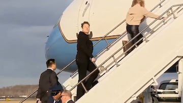 Elon Musk’s awkward moment on Air Force One: tries to avoid looking at Karoline Levitt