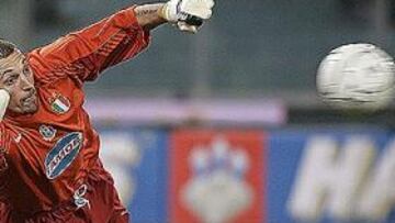 <b>EXPERIENCIA.</b> Christian Abbiati ha jugado en varios equipos de primer nivel de la Serie A y competirá con Leo Franco por ocupar la portería rojiblanca la próxima temporada.