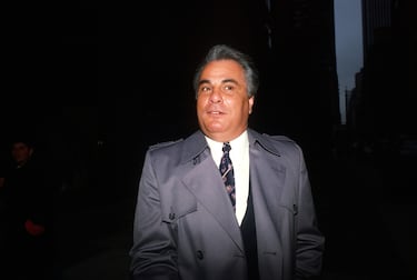 John Gotti fue uno de los mafiosos más célebres y mediáticos de la historia de Estados Unidos. Fue el jefe de la familia Gambino, considerada en su momento la organización criminal más poderosa del país. Gotti fue condenado a cadena perpetua sin posibilidad de libertad condicional por cargos de asesinato y extorsión.