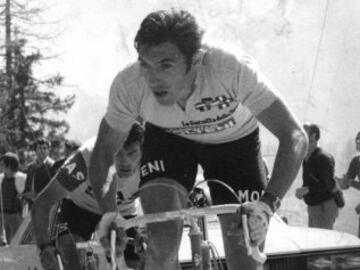 Tres ciclistas comparten el récord de victorias en la competición del Giro de Italia con cinco triunfos: Alfredo Binda (entre 1925 y 1933), Fausto Coppi (entre 1940 y 1953) y Eddy Merckx (entre 1968 y 1974). En la imagen, el ciclista belga durante la ronda italiana.