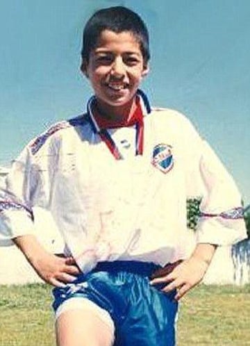 Suárez le dio prioridad al fútbol cuando era un niño, pero también cuidaba coches para sacar un poco de dinero e ir a entrenar. 