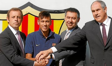 Rossell, Bartomeu y Zubizarreta posan con Neymar.