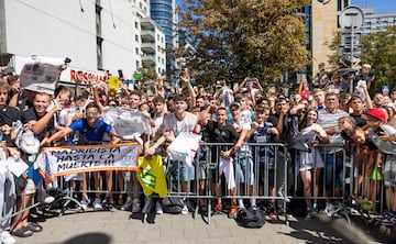 Más de 500 personas se han acercado a la puerta del Radisson Collection Hotel para recibir al Real Madrid.