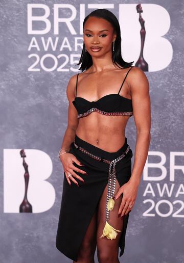 Imani-Lara Lansiquot posa en la alfombra de los Brit Awards 2025.