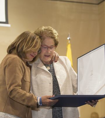 Flori Sanz madre de Fernando Torres entrega el premio a Maribel Matallanas.