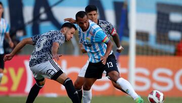 Futbol, Colo Colo vs Magallanes.
Supercopa 2023.
EL jugador de Magallanes Cesar Cortes, centro, disputa el balon con Ramiro Gonzalez de Colo Colo durante el partido de la Supercopa realizado en le estadio Sausalito de Vina del Mar, Chile.
15/01/2023
Andres Pina/Photosport
Football, Colo Colo vs Magallanes.
2023 Supercopa match.
Magallanes's player Cesar Cortes, center, vies for the ball against Ramiro Gonzalez of Colo Colo during the Supercopa match held at the Sausalito stadium in Vina del Mar, Chile.
15/01/2023
Andres Pina/Photosport