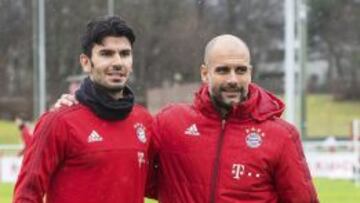 Tasci posa junto a Pep Guardiola.