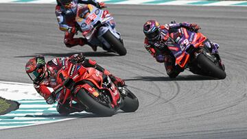 Ducati Lenovo Team's Italian rider Francesco Bagnaia (L), Prima Pramac Racing's Spanish rider Jorge Martin (R) and Gresini Racing MotoGP's Spanish rider Marc Marquez (C) compete during the MotoGP Malaysian Grand Prix at the Sepang International Circuit in Sepang on November 3, 2024. (Photo by Lillian SUWANRUMPHA / AFP)