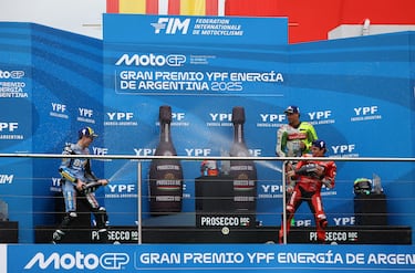Álex Márquez, Marc Márquez y Franco Morbidelli celebran en el podio. 