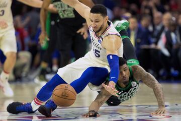 Marcus Smart y Simmons luchando por el balón.