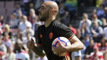 El delantero italiano del Valencia Simone Zaza celebra su segundo gol marcado ante el Granada durante el partido correspondiente a la trigésimo primera jornada de LaLiga Santander disputado hoy en el estadio de Los Cármenes.