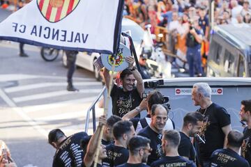 Valencia streets packed as fans celebrate with Copa del Rey winning team