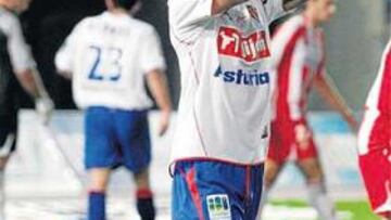 <b>INFORTUNIO. </b>Gerardo se echa las manos a la cabeza tras desperdiciar una de las pocas ocasiones que tuvo el Sporting en Almería.