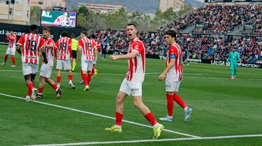 En el momento clave, cuando el Sporting más apretado estaba, Dubasin sacó toda su magia para llevar a su equipo a la victoria. El pingüino dio el primer tanto, con un gran pase a Gelabert; y marcó el segundo, desde el punto de penalti, tras recibir él mismo la falta.