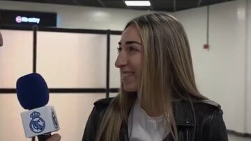 Olga Carmona, atendiendo a Real Madrid TV en el aeropuerto. (Real Madrid TV).