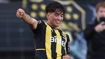 Peñarol's forward Ignacio Laquintana celebrates after scoring against Nacional during the Uruguayan Apertura football tournament "clasico" match between rivals Peñarol and Nacional at the Campeon del Siglo stadium in Montevideo, on April 1, 2023. (Photo by Dante Fernandez / AFP) (Photo by DANTE FERNANDEZ/AFP via Getty Images)