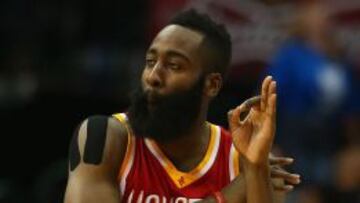 James Harden celebra un triple durante el encuentro de playoff entre los Dallas Mavericks y los Houston Rockets.