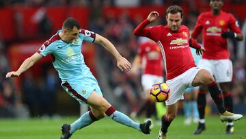 MANCHESTER, ENGLAND - OCTOBER 29: Dean Marney of Burnley (L) passes the ball while Juan Mata of Manchester United (R) attempts to block during the Premier League match between Manchester United and Burnley at Old Trafford on October 29, 2016 in Manchester, England.  (Photo by Alex Livesey/Getty Images)