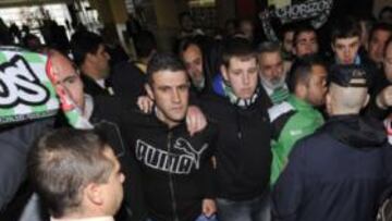 <b>BARRERA HUMANA. </b>Decenas de seguidores verdiblancos impidieron durante 40 minutos el acceso de los enviados del peculiar empresario indio al salón de actos. Solo la policía consiguió, cargando, que accedieran. También dentro debieron protegerles.