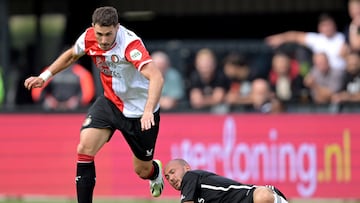 Rotterdam (Netherlands), 30/07/2023.- Santiago Gimenez (L) of Feyenoord and Fredrik Aursnes of Benfica SL in action during the friendly soccer match between Feyenoord and SL Benfica at Feyenoord Stadion de Kuip in Rotterdam, Netherlands, 30 July 2023. (Futbol, Amistoso, Países Bajos; Holanda) EFE/EPA/GERRIT VAN KEULEN