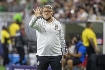 El timonel del Tri da indicaciones a sus jugadores