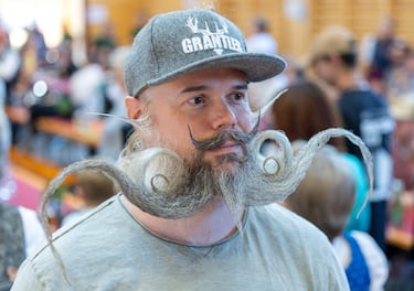 Con un look más moderno, este competidor rompe con todo. Patillas y bigote puntiagudos acompañan a una barba laberíntica que parece diseñada con compás.