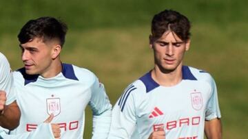 Pedri y Mendoza, en un entrenamiento de la Selección.
