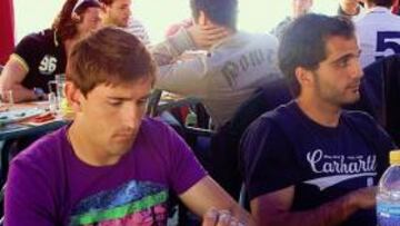 Los jugadores, en la comida.