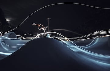 El patinador alemán Tyler Edtmayer usa luces LED durante un entrenamiento en el Cradle Skatepark de Brixlegg, Austria.